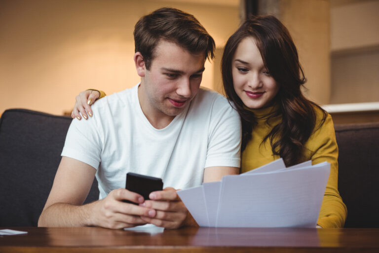 Couple de jeunes consultant une assurance emprunteur