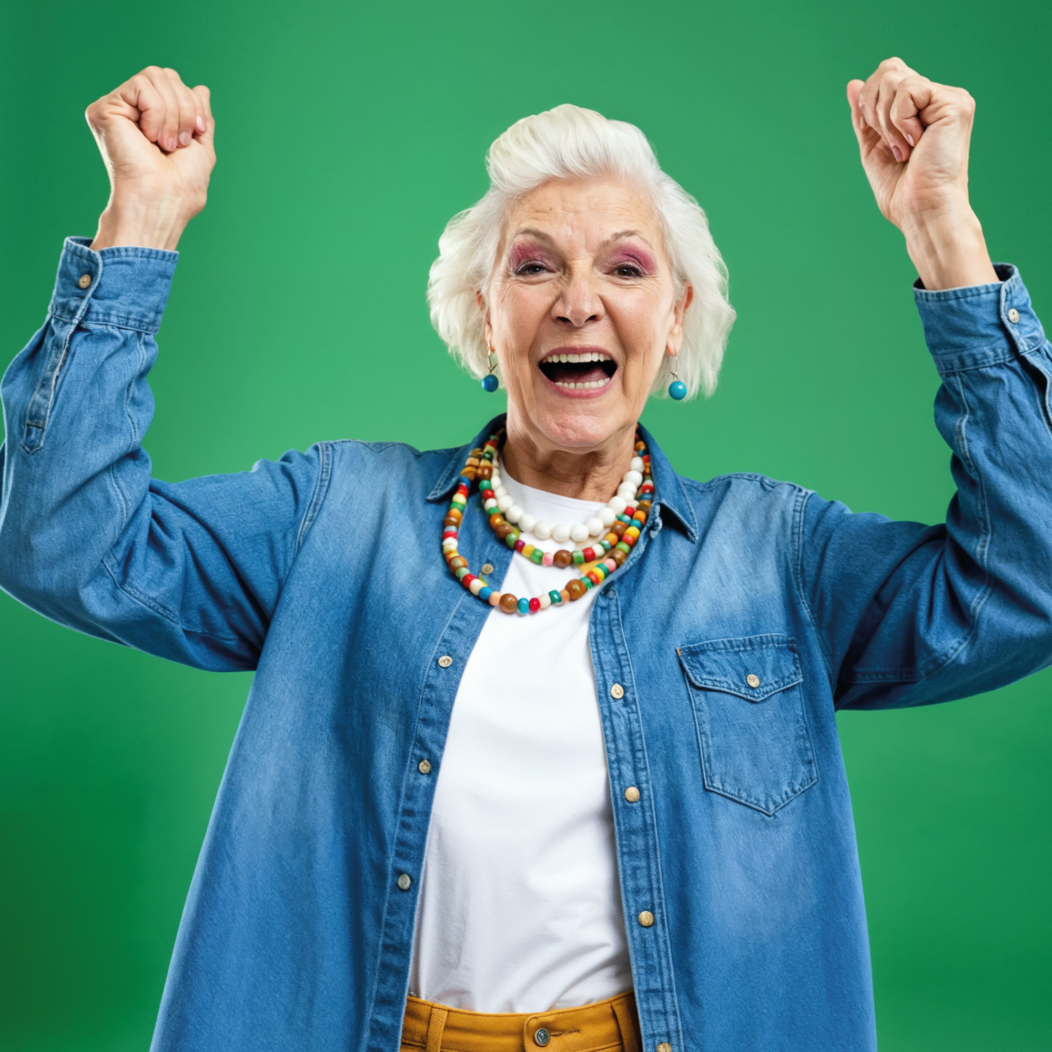 Femme heureuse de passer par un courtier en assurance après avoir comparer les offres d'assurance en ligne