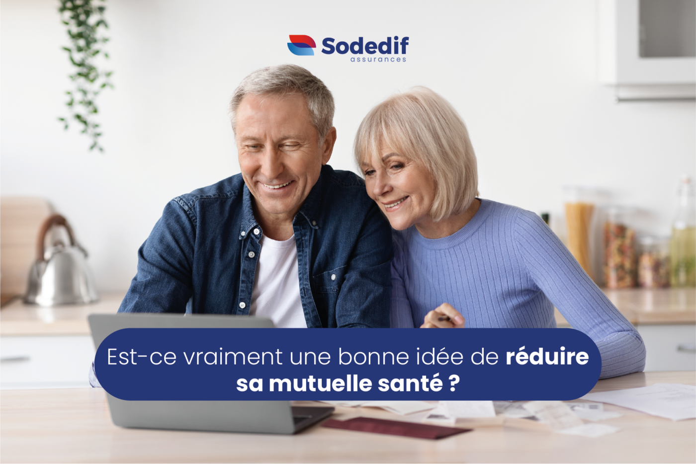 Couple senior réfléchissant à l’intérêt de réduire sa mutuelle santé pour faire des économies